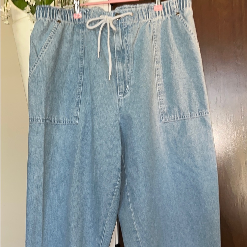 Light Wash Drawstring Waist Women’s Cropped Jeans